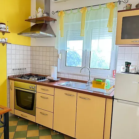 - Vesna 3* Primošten