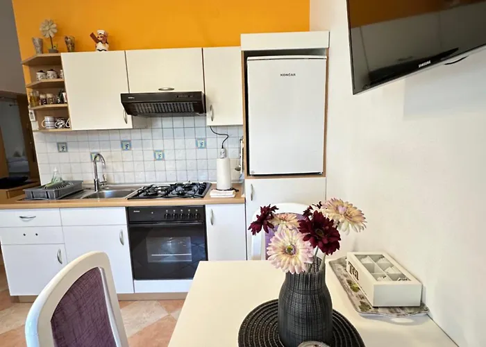 - Vesna 3* Primošten