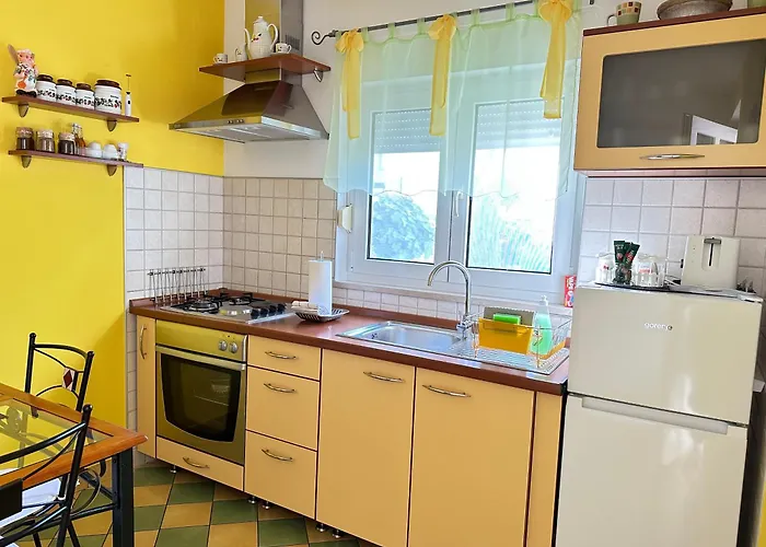 - Vesna 3* Primošten